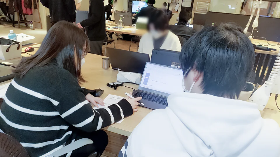 これまでの活動を振り返ったり、これからどうしていきたいか、という目標設定をするなど、スタッフと現場に向き合って計画を立てていきます